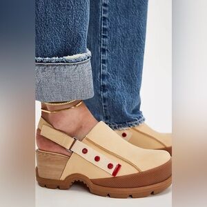 Free People Sorel Roam'N Rubber Clogs 
Size 9.5